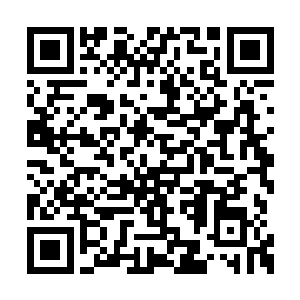 差役后面是一位穿着绸缎长袍的中年八字胡男子二维码生成