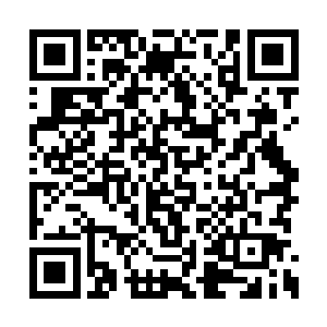 已改名叫穆易的男子站在客栈门边不远的空地上二维码生成