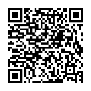 已经在旁边等着的人立刻将还没有完全冻透的新鲜鱼装到草筐里二维码生成