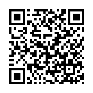 已经将兵器架上放置的两把柳叶刀卷了过来二维码生成