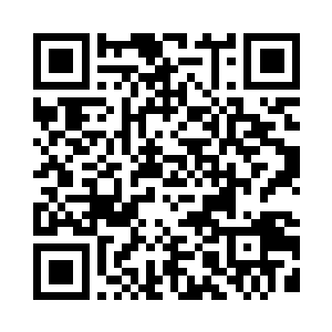 巴克一把举起横放在大腿上的ak步枪二维码生成