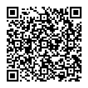 巴克成功的用几只平板电脑和太阳能充电器就从别人手中换了几串带着阿拉伯风格的首饰二维码生成