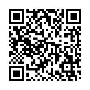 巴克无奈的把棒球帽摘了展示一下戴回去二维码生成