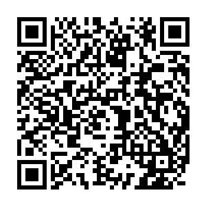 巴克有点诧异的让怡南把她随身携带的音乐耳机给自己连接在手机上二维码生成