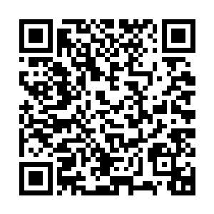 巴克自己把手腕举到头顶镜头记录下了自己的身体机能测试状况二维码生成