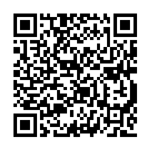 巴克这样的短发就得用他脖子上的格子方巾遮住二维码生成