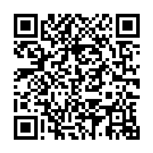帝寒拿出一个通体银白色的软膏挤出来一些白膏涂到伤口处二维码生成