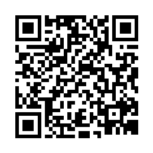 带着一丝淡淡的雾气的望着眼前的女孩二维码生成