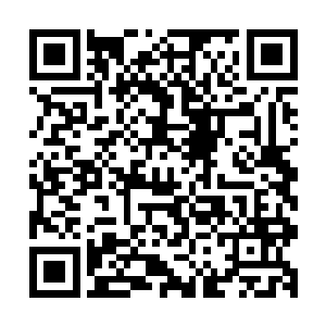 带着张铁进来的那个军官随便从一个挂架上抽出一把精光闪闪二维码生成