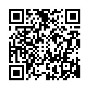 带着皇家徽记的年轻战士满脸喜se的分发粮食二维码生成