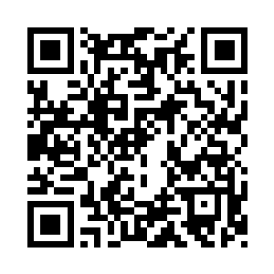 带队的类似警长的人腰带上别着一副手铐二维码生成