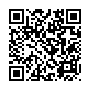 帮着她重新系着即将要散开的鞋带二维码生成