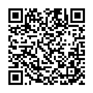 常伯的目光望向悬浮在天空中的光明圣师工会一群人二维码生成