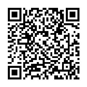 干瘦女和韩必不知道什么时候已经背靠背站在了一起二维码生成