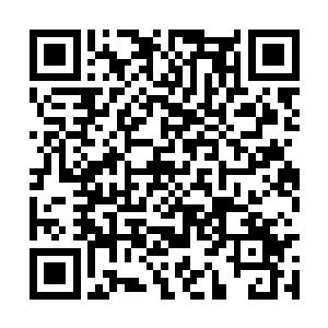 平素一头直顺柔滑的长发因为盘发的缘故变得卷曲二维码生成