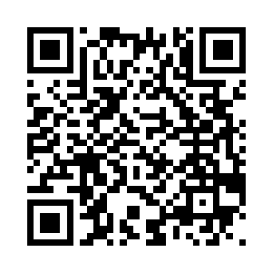 平静从容的和与他打招呼的人点头致意二维码生成