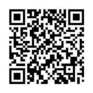 年仅三岁的儿子懵懵懂懂地站在母亲身边二维码生成