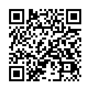 年轻男子轻松的拍了拍自己的手掌二维码生成