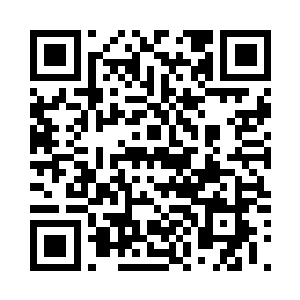 年轻男子轻轻地刮了一下女子的琼鼻二维码生成