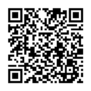 年轻的库尔德战士景仰的趴在山地碎石沙土间看着他二维码生成