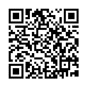 年轻的老大坐在方形会议桌的上方主位二维码生成