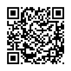 并且就连穿在他身上的那一袭青色长衫二维码生成