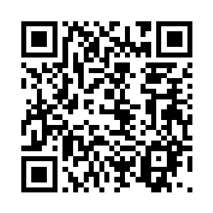 并且正透过他的手指一滴不漏地没入二维码生成