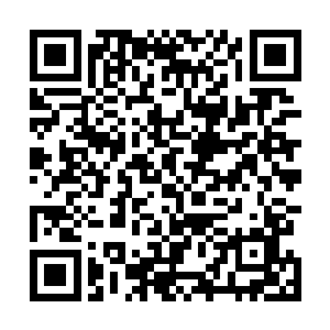 并吹得一望无际的好像幽深的黑潭一样的海平面波光粼粼二维码生成