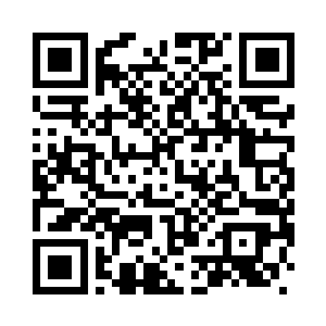 幸福的看着金在珉帮自己整理头发二维码生成
