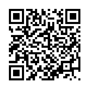 幽黄的冷光下一双黑色的眼睛染上了冰光二维码生成