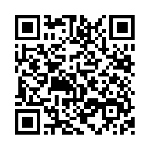 床上是一个男人正搂着三个小姐在一起缠绵二维码生成