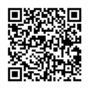 应该是刚才正好踢在苗老汉准备坐在石庙台阶上的屁股的二维码生成