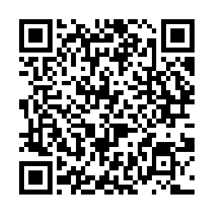 底下套着却是一条时下最新最流行的束脚紧身牛仔裤二维码生成