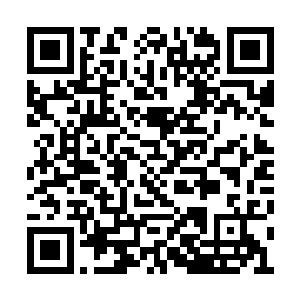 店铺后面隔间里走出一位看上去年逾五十的老头二维码生成