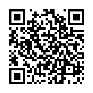 店铺门前望眼欲穿的人们激动的大喊了起来二维码生成