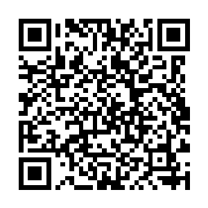 康斯坦丁满脸焦急地看着瘫倒在图腾柱上的无尽之洋二维码生成