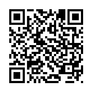 开口的是一个面容俊秀的青衣少年二维码生成