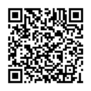 开始用手有一下没一下拨弄着额前垂下来的头发二维码生成