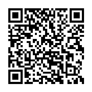 开车的年轻人还以为这人是因为受到颠簸而抖动二维码生成