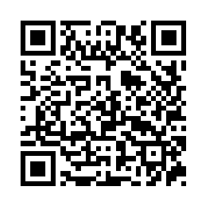 开车的那个家伙拿出电话拨了一窜号码二维码生成