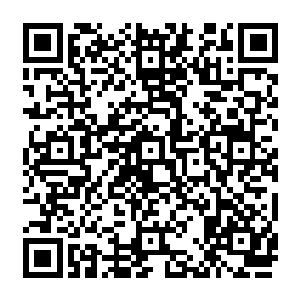 弗兰克三人也想睡不过现在甲板上的那闪亮的大灯就像是个小太阳似的挂在船身的一侧二维码生成
