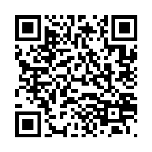 张小凡将手轻轻的支在卫生间的门上二维码生成