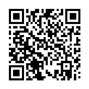 张志权抱着一坛子葡萄酒一脸笑容的过来二维码生成