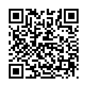 张慕涵示意大家在一块巨大的岩石后休息二维码生成