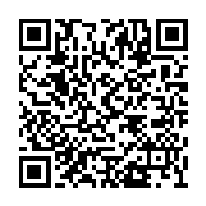 张扬的笑容似乎已经挣脱了他那身死板的西装服二维码生成