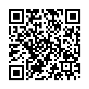 张潇晗在巨大的宝座上显得那么渺小二维码生成