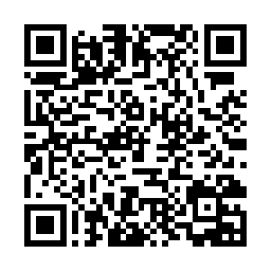 张生看着耀目舞台上一袭华丽黑裙仪态万千的潘牡丹二维码生成