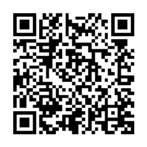 张铁他把他手上的那片石头的边缘在溪边的一块石头上摩锋利二维码生成
