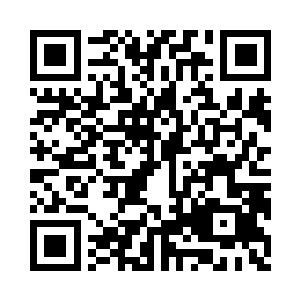 张铁在客厅的酒柜里倒了一小杯利口果酒二维码生成