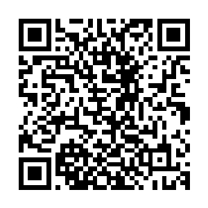 张铁看到有人在路边有一群激动的读书人爬到了一栋建筑的屋顶二维码生成